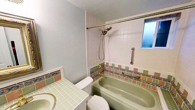 Building Photo - Beautiful Home with 4 Bedrooms and 2 Bathrooms Available in September!