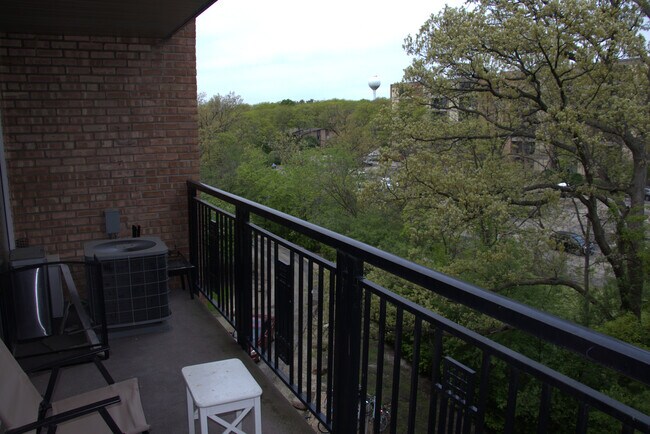 Building Photo - 6000 Oakwood Dr