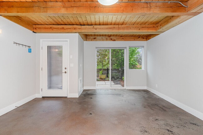 Building Photo - 3008 NE 55th St