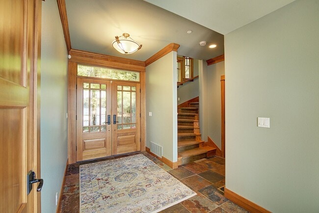 Building Photo - 3bd/3.75ba Sammamish Home