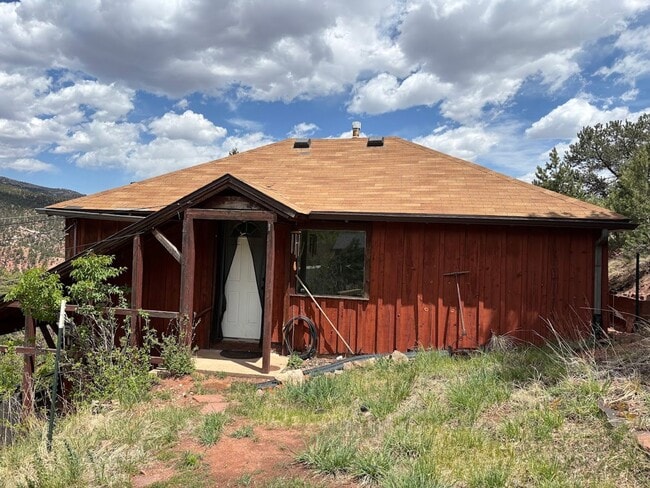Building Photo - Manitou Cottage nestled in Nature