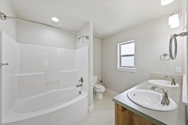 Building Photo - Stylish 4-Bed + Loft Just Minutes from The...