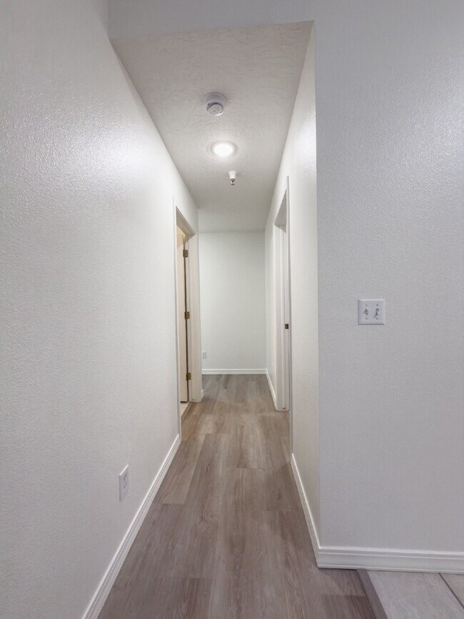 Building Photo - Spacious, NEWLY RENOVATED 3-Bedroom, 2-Bathroom Condo in Bountiful!