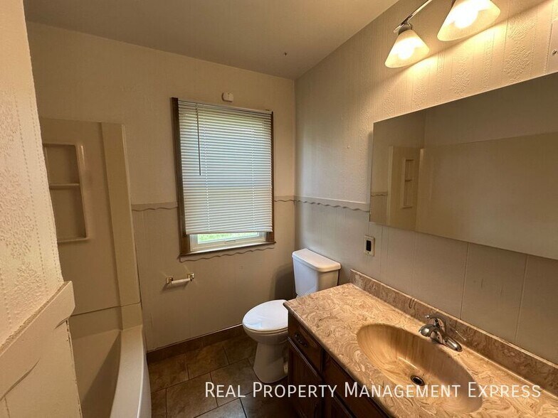 Building Photo - Cozy 4 Bedroom 3 Bathroom Home