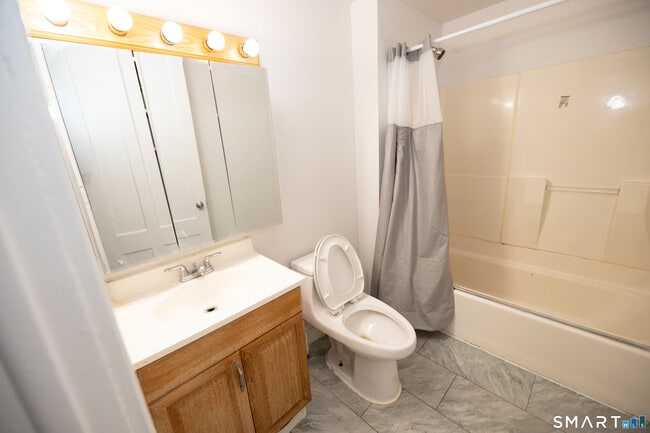 Building Photo - 473 Howard Ave