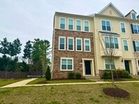 Building Photo - Amazing 4 BR/3.5 BA EOG Townhome in Lanham!