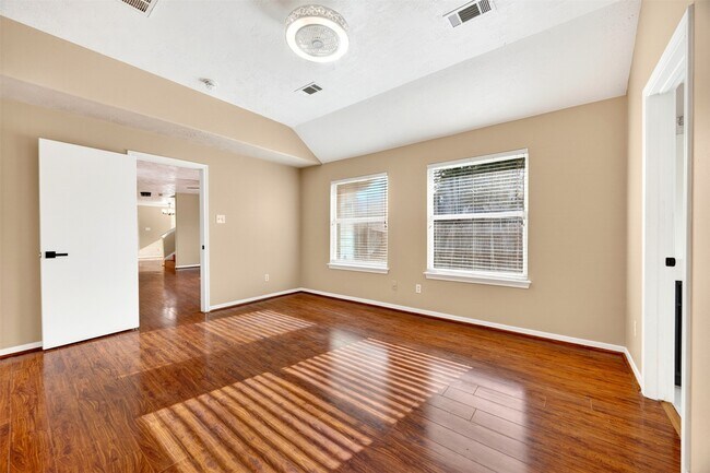 Building Photo - 15014 Middle Oaks Blvd