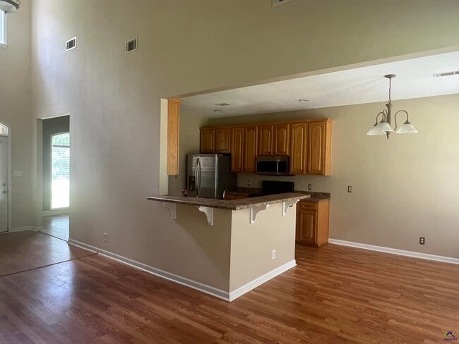 Building Photo - 136 Joycliff Cir