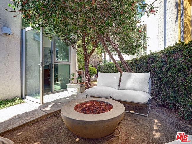 Building Photo - 2100 Abbot Kinney Blvd