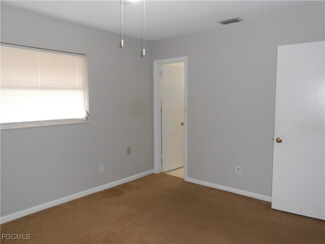 Building Photo - 241 Thistle Ct