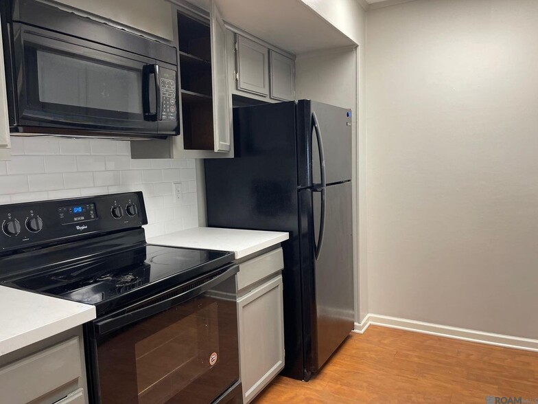 Building Photo - 2122 Stonehenge Ave