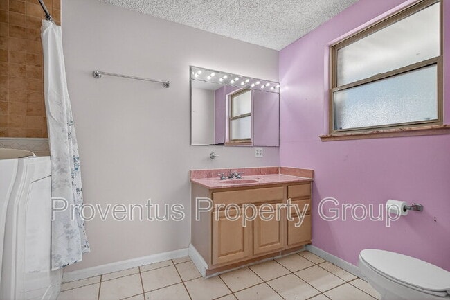 Building Photo - 8 Manor Dr