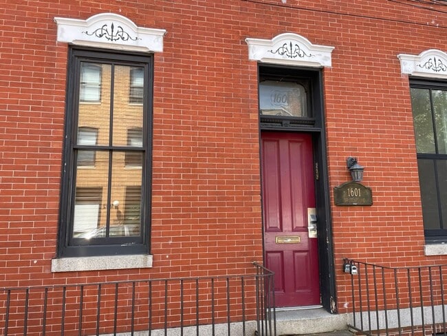 Primary Photo - 1601 Shakespeare St