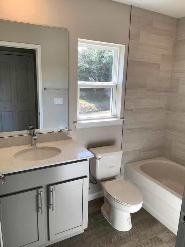 Building Photo - Newer Single Family Home!