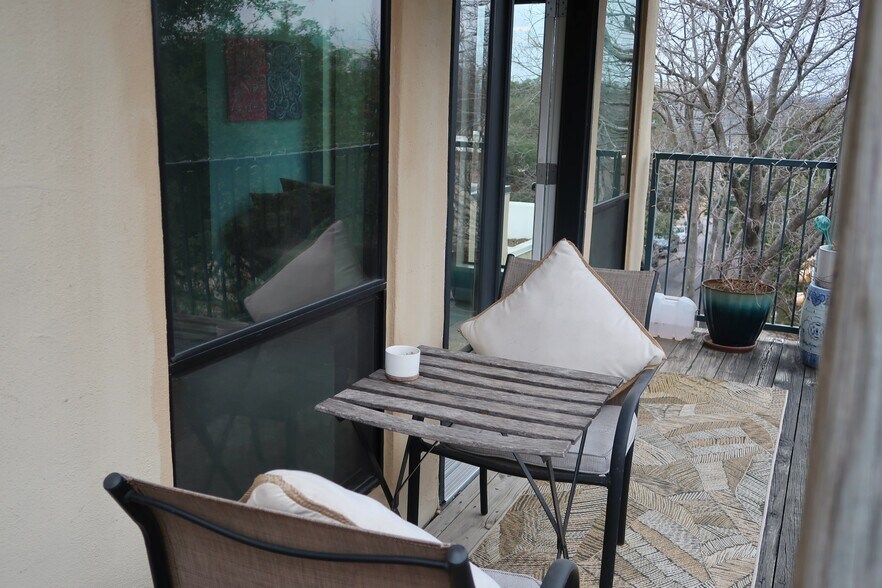 Building Photo - 1106 W 6th St