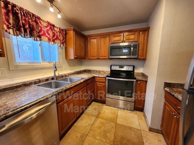 Building Photo - 825 N Park St