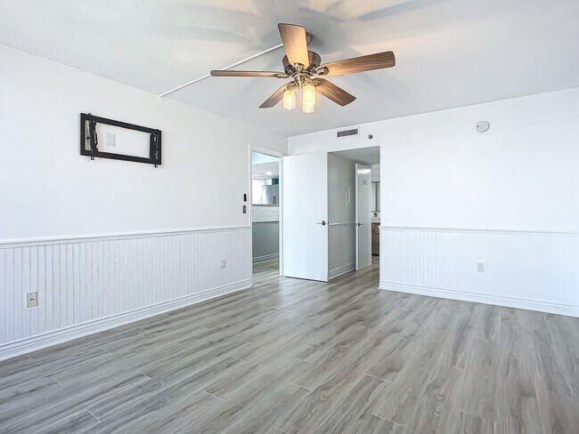 Building Photo - Stunning Penthouse Rental with Intracoasta...