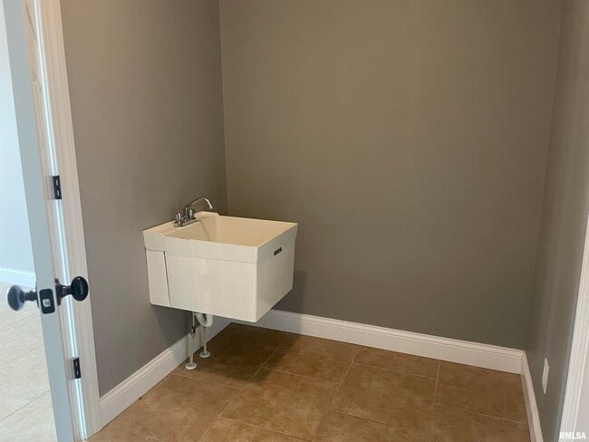 Building Photo - 700 Garvey Ln