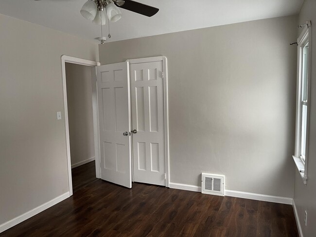 Building Photo - 610 Parkside Dr