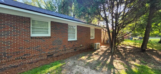 Building Photo - 3 bedroom home near base