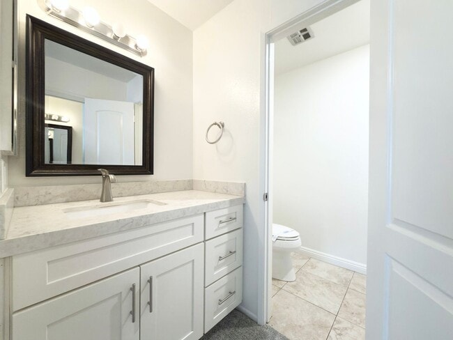 Building Photo - Spacious Townhome in Fire Mtn. w/ Attached Garage!