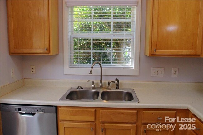 Building Photo - 917 Shearer St