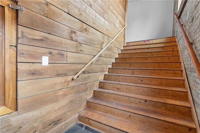 Building Photo - 610 Madola Rd