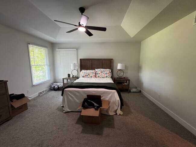Building Photo - 5 Bed 4 Bath Home fenced yard