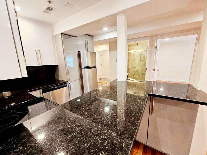 Building Photo - 1803 Beacon St