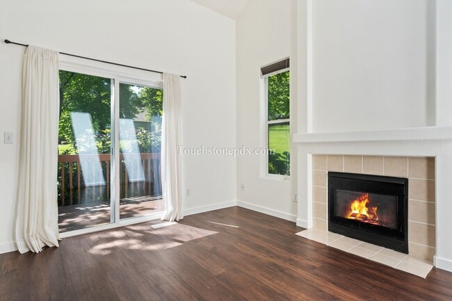 Building Photo - Newly Updated 2 Bed/2 Bath Home in Private...