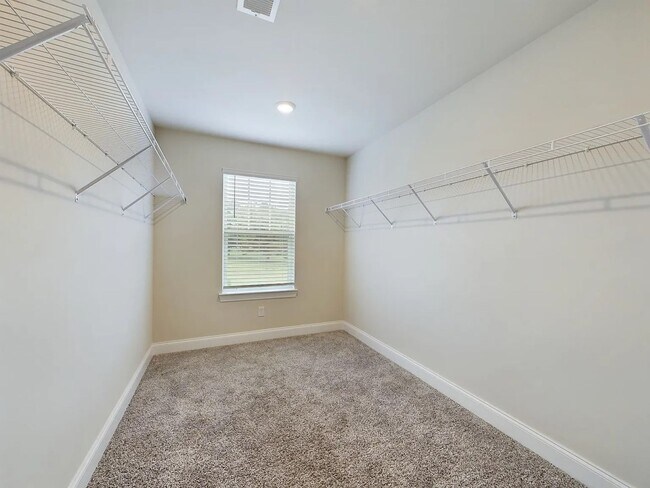 Building Photo - 3 Bed/2.5 Bath Beautiful Newer Constructio...