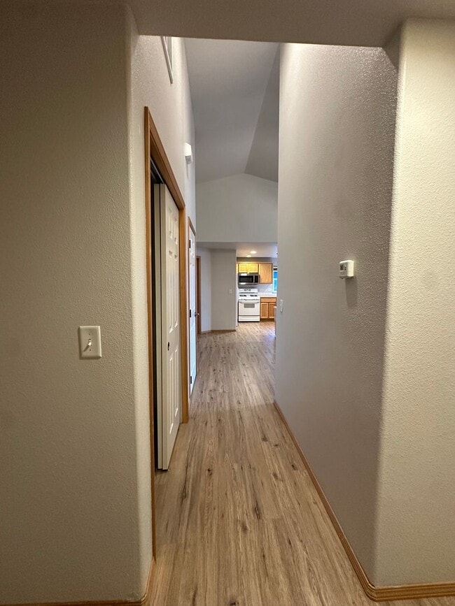 Building Photo - Lovely SE Single Story 3 Bedroom Home with Office!