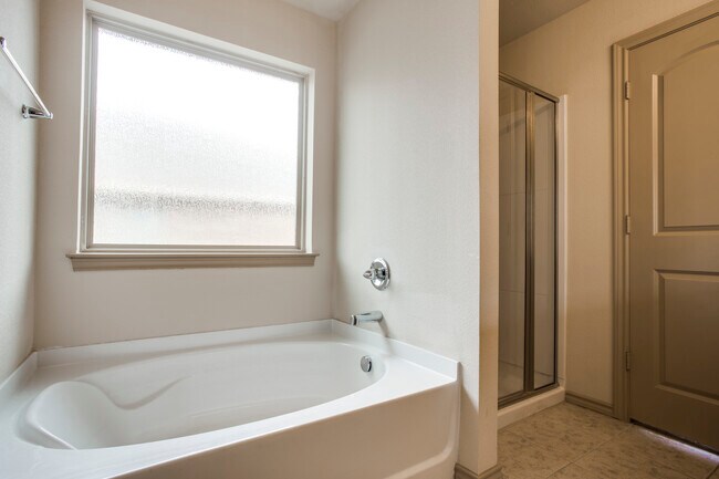 Building Photo - 409 Millbrook Ln