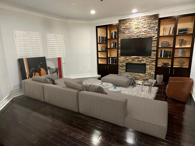 Building Photo - 850 N Croft Ave