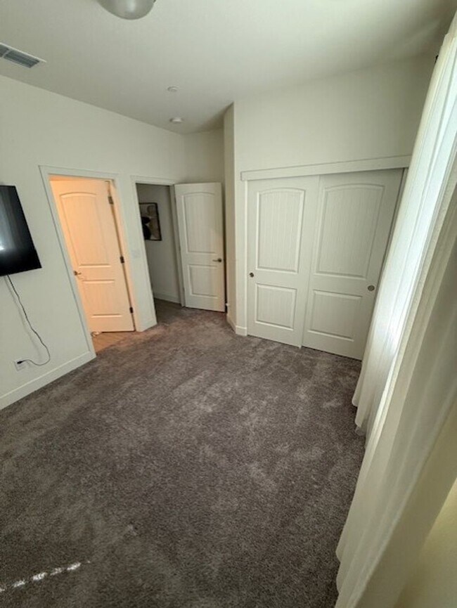 Building Photo - 6041 Oberlander Dr