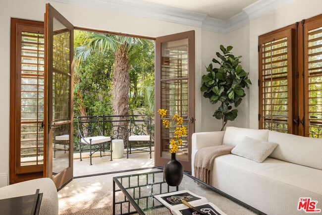 Building Photo - 587 Entrada Dr