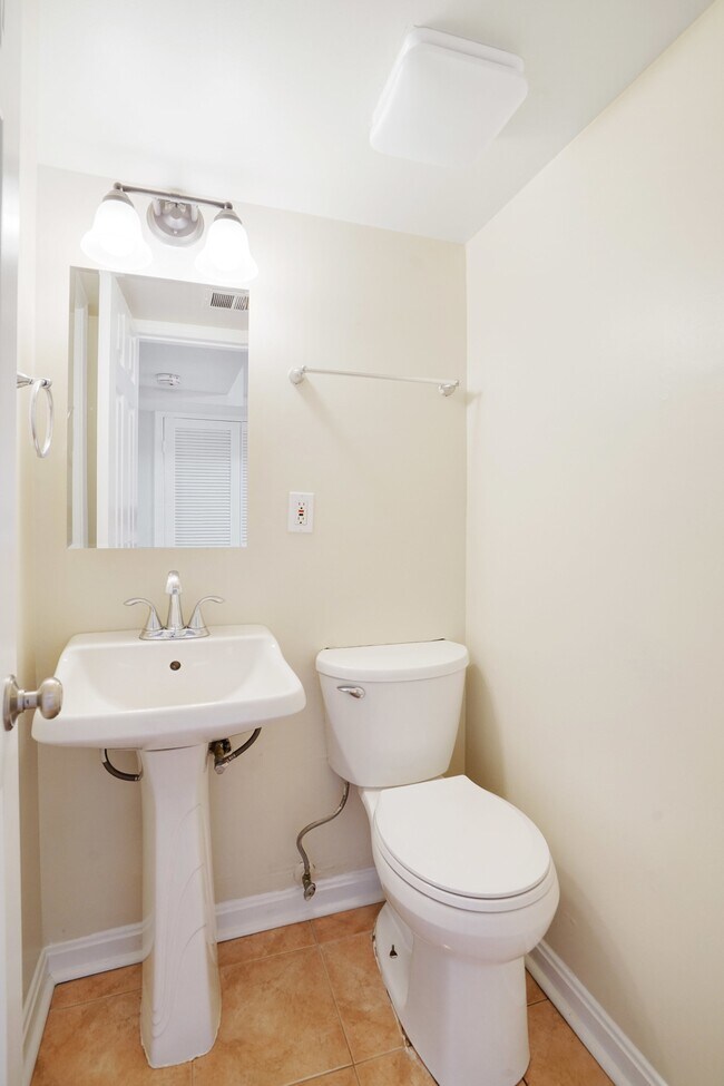 Building Photo - 4339 Cedarlake Ct