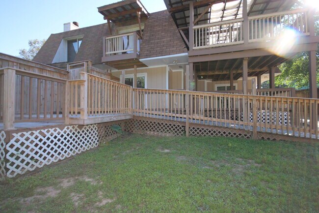 Building Photo - Waterfront Living Nearby – 2/2 Townhouse w...