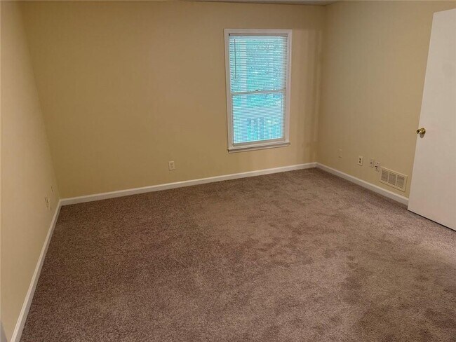 Building Photo - 1600 Oakpoint Dr SW