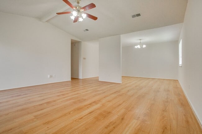 Building Photo - 9805 Briar Ridge Dr