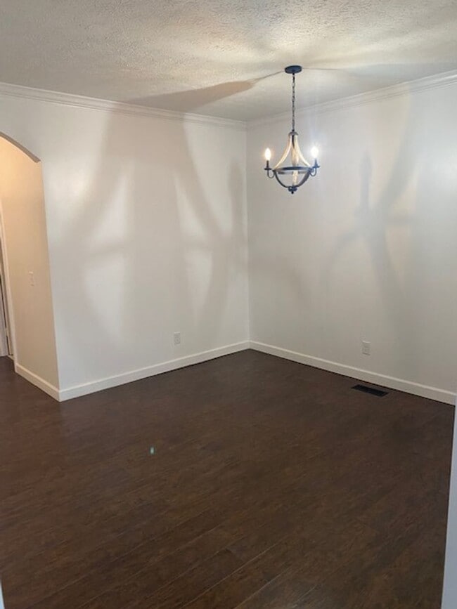 Building Photo - Stunning Executive Rental