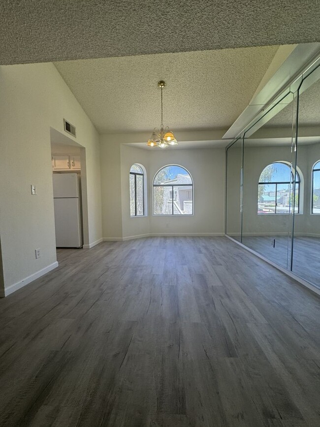 Building Photo - 850 S River Dr