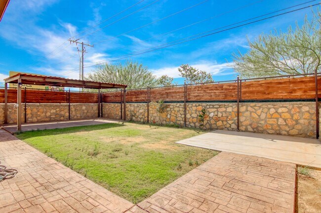 Building Photo - Beautiful East side House with 4 bed-2 baths