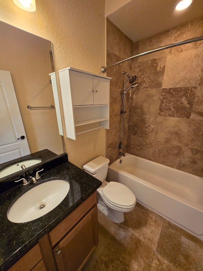 Building Photo - 5/3.5 Willow Oak Plantation