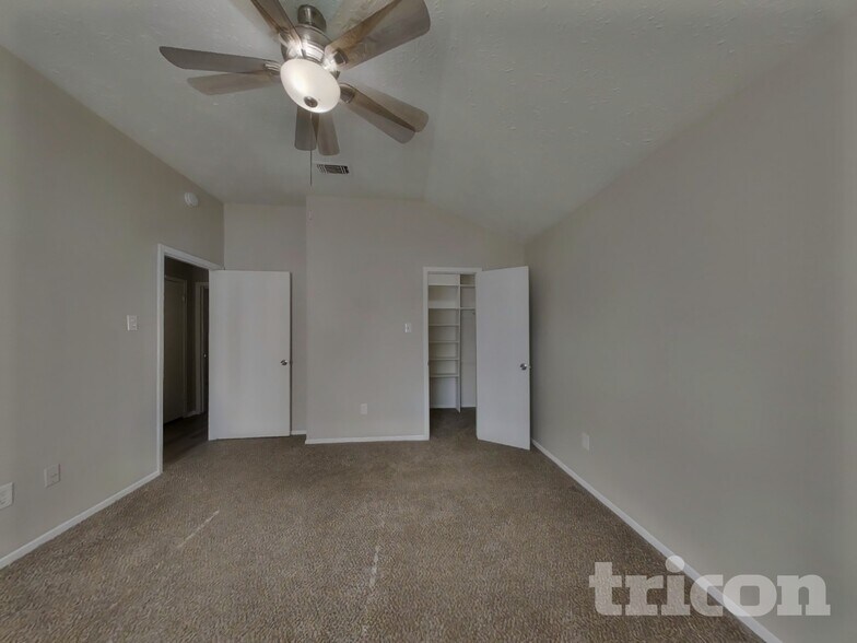 Building Photo - 2802 N Spring Dr