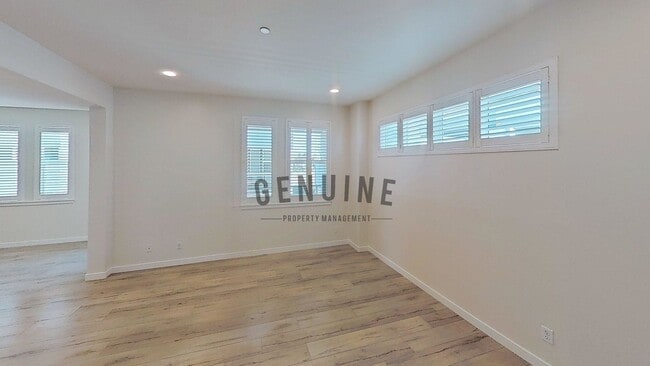 Building Photo - 3Bd 2.5Ba Townhouse w/Rooftop Deck