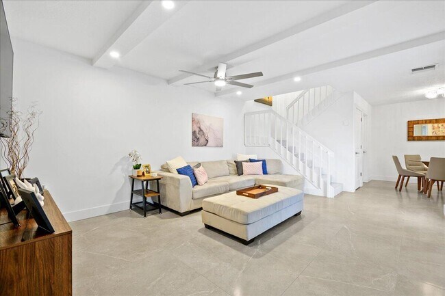 Building Photo - 709 7th Ln