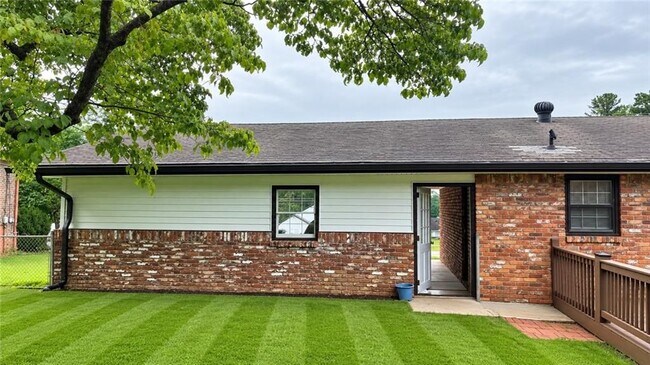 Building Photo - 886 Killian Hill Rd SW