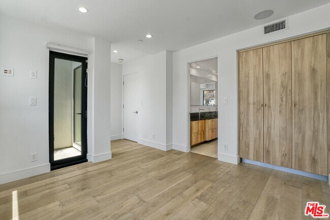 Building Photo - 1445 1/4 N Martel Ave