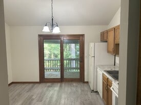 Building Photo - 3011 Lone Pine Rd